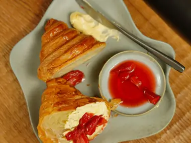Croissant con mantequilla y mermelada