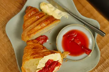 Croissant con mantequilla y mermelada